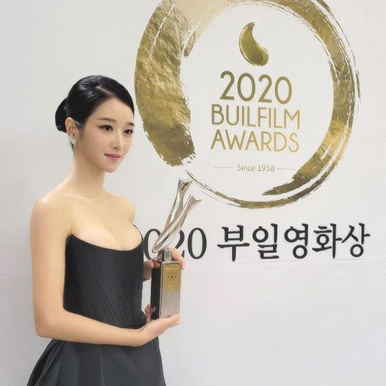 Seo Ye Ji berfoto dengan piala Popular Star Awards dari Buil Film Awards 2020