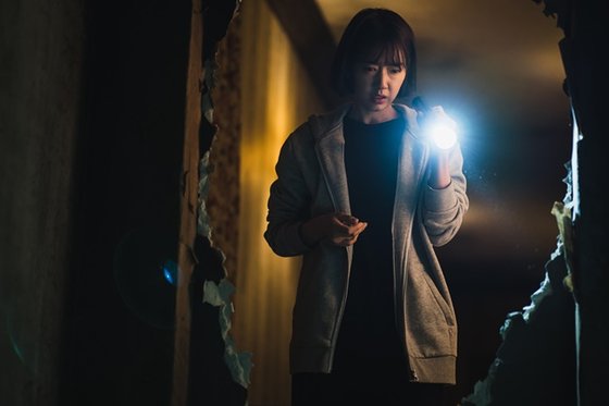 Kim So Yeon menemukan ruangan rahasia di rumahnya
Sumber gambar: Netflix