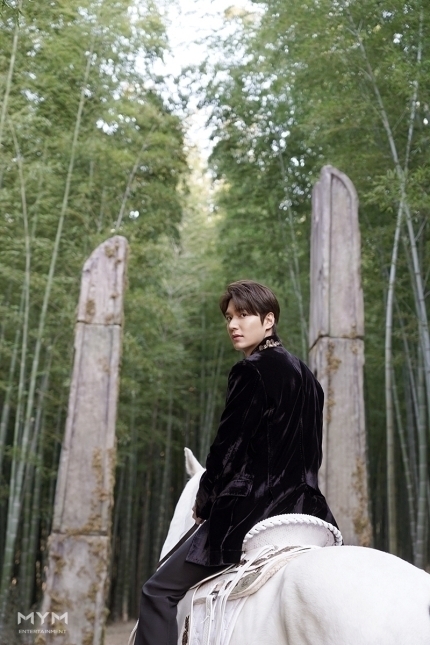 lee min ho berkuda putih