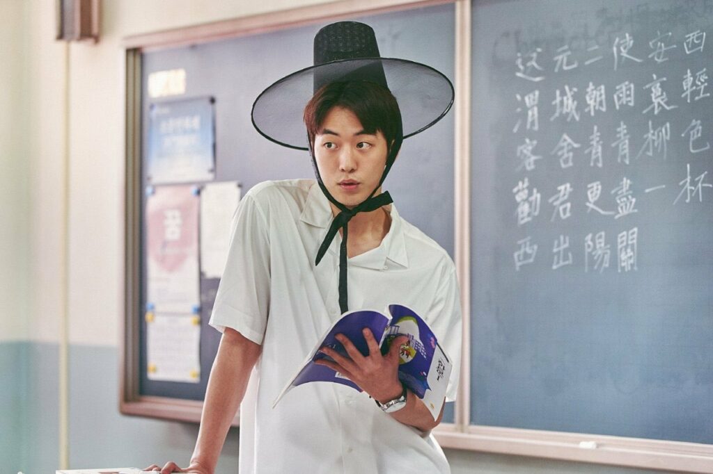 Hong In Pyo yang sedang mengajar
(Sumber gambar: Netflix)