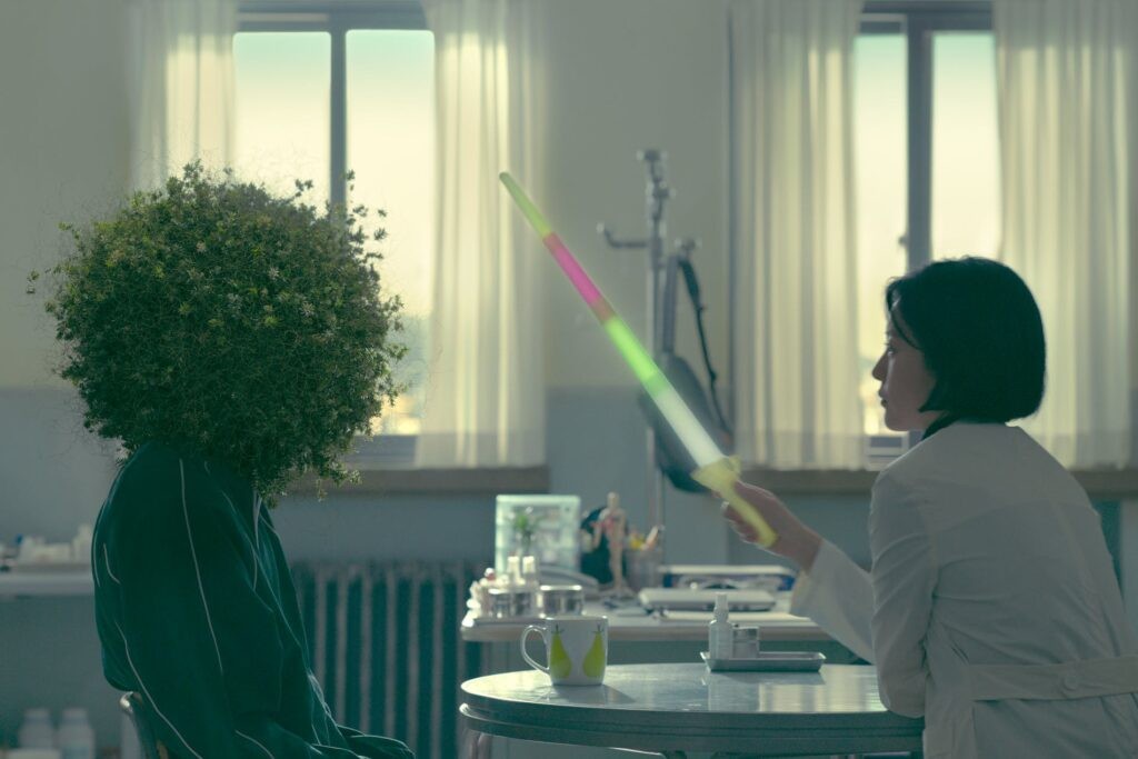Ahn Eun Young dengan jeli yang menyerupai tanaman
(Sumber gambar: Netflix)