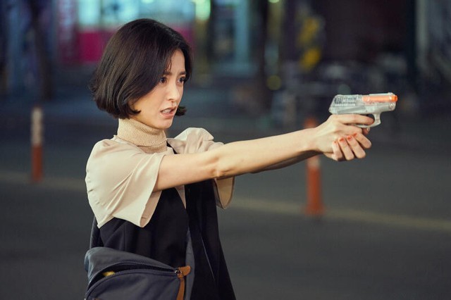 Ahn Eun Young dengan pistolnya
(Sumber gambar: Netflix)