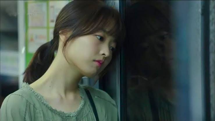Sebagai Na Bong Sun, gadis yang bisa melihat hantu di Oh My Ghost (2015)