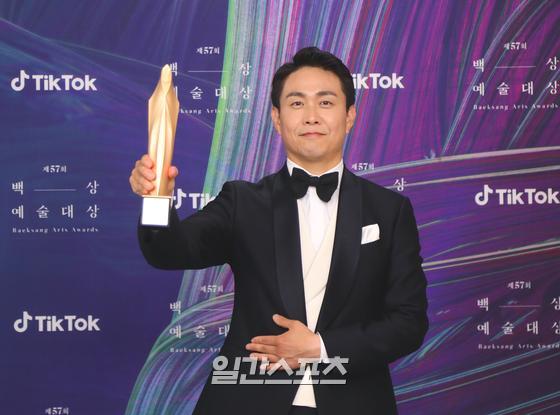 Oh Jung Se pada 57th Baeksang Arts Awards (sumber: koreaboo.com)