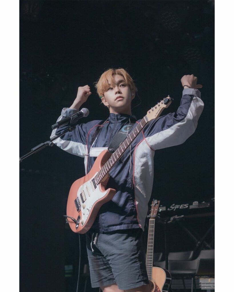 Vokalis dan pemain gitar grup band Lucy, Choi Sang Yeop
Sumber gambar: @band_lucy