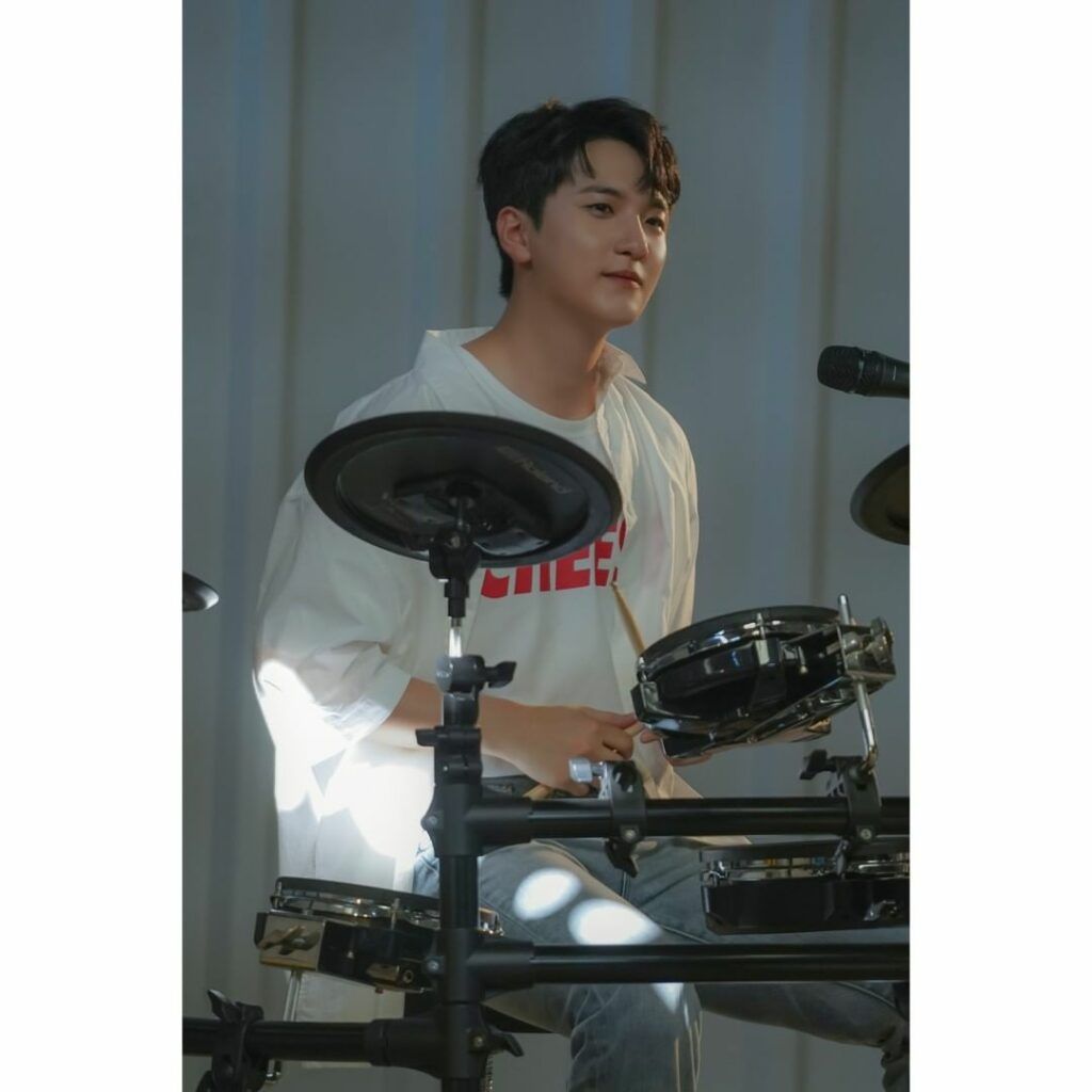 Drummer dan vocalis grup band Lucy, Shin Gwang Il
Sumber gambar: @band_lucy