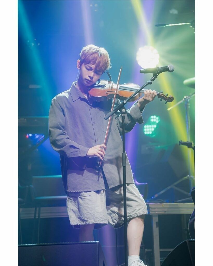 Leader dan pemain biola dari grup band Lucy, Shin Ye Chan
Sumber gambar: @band_lucy