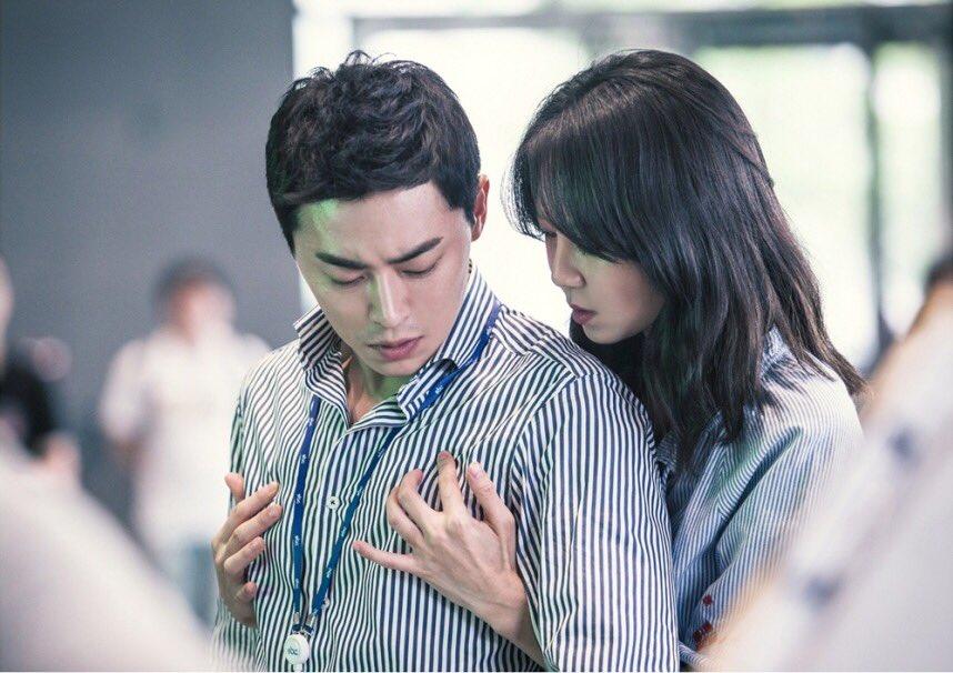 Gong Hyo Jin memeriksa dada Jo Jung Suk di Jealousy Incarnate