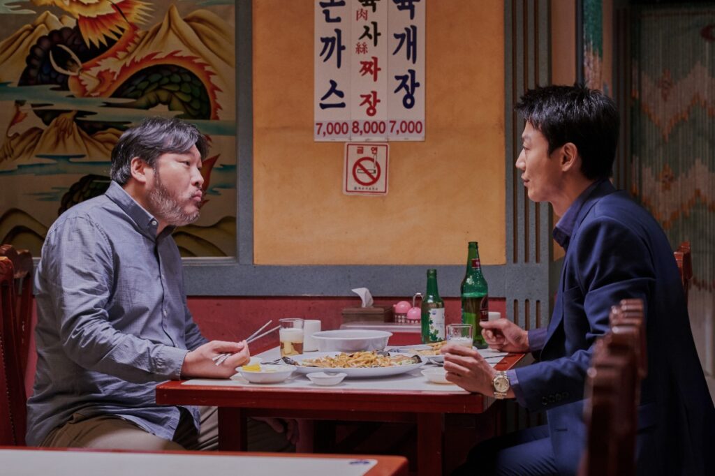 Adegan Hwang Boo Yeon bersama Jang Se Chul dalam film Long Live The King
Sumber gambar: Kofic