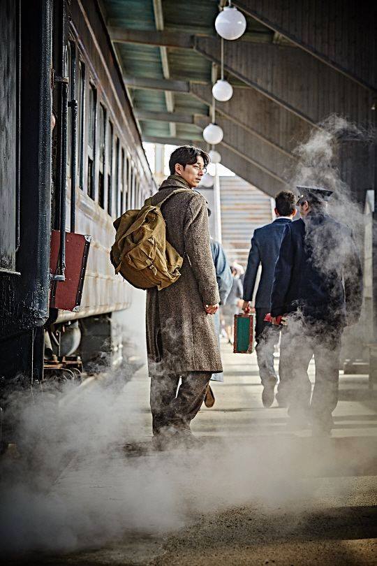 Gong Yoo sebagai Kim Woo Jin dalam "The Age of Shadows" (sumber: http://my.castko.com/)