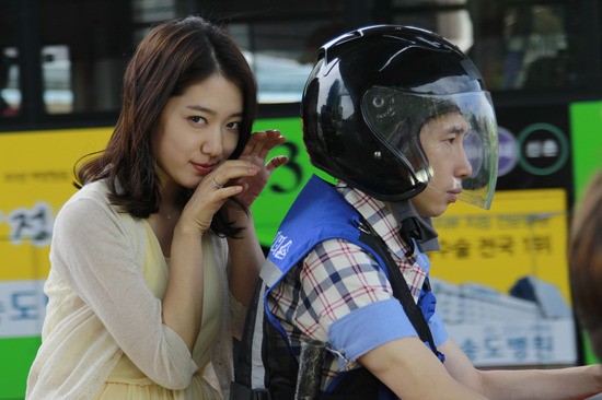 Park Shin Hye berperan sebagai hantu
Sumber gambar: Hancinema