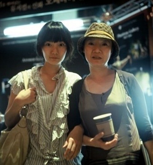 Bae Doona dan Mama Kim Hwa Young (sumber: POPSEOUL!)