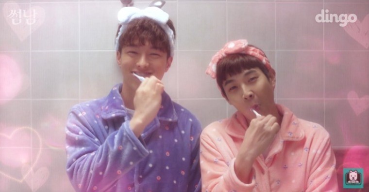 Jang Ki Young dan Choi Woo Shik menyikat gigi di web drama The Boy Next Door 
Sumber gambar: Dingo