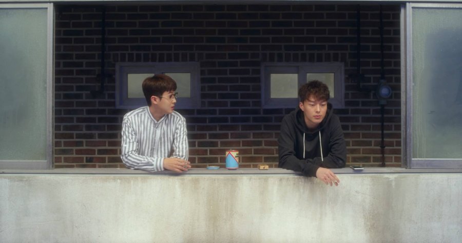 Pertemuan Choi Woo Shik dan Jang Ki Young di balkon
Sumber gambar: My Dramalist