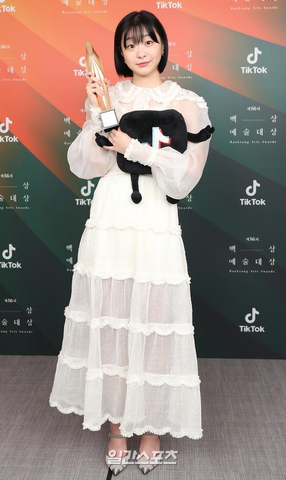 Kim Da Mi sebagai Best New Actress TV di 56th Baeksang Arts Awards (sumber: Kapanlagi.com)