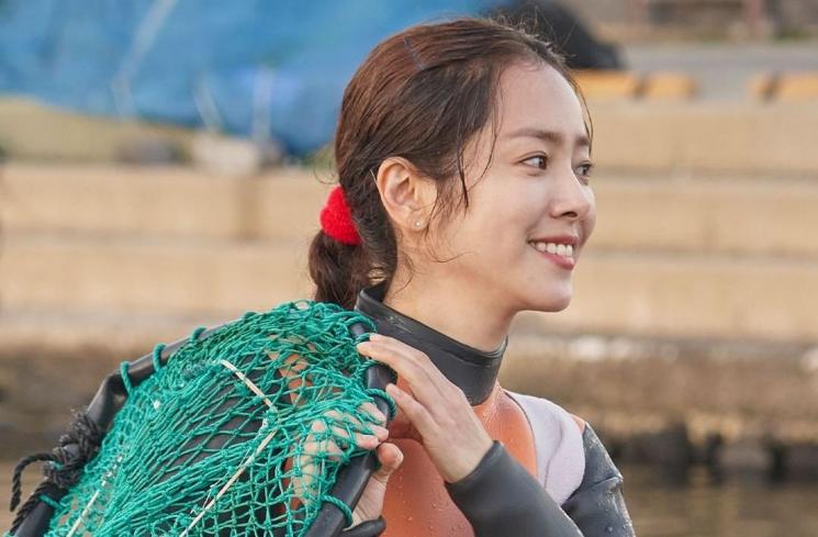 han ji min sebagai haenyeo di drama Our Blues