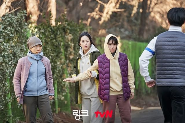 Da hyun bersama nenek dan ibunya (sumber: tvN)