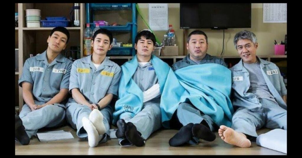 Lee Kyu Hyung dan para pemain drama "Prison Playbook" (sumber: Pinterest)