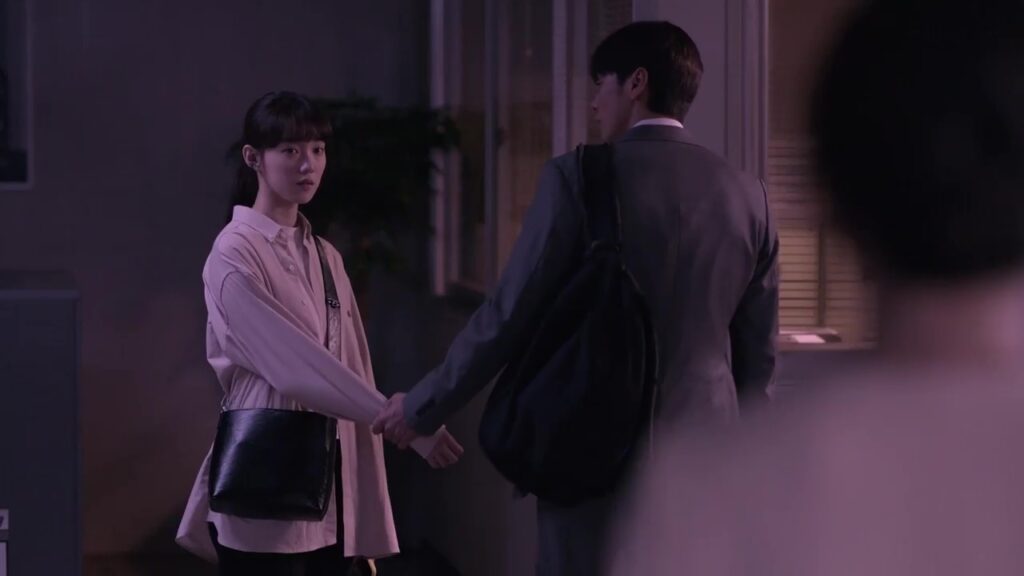 Walaupun pegangan tangan buat manas-manasin mbak mantan, tapi kok ya penonton jadi berharap ending bahagia ya. (Call It Love - Disney Hotstar)