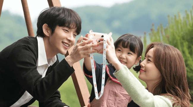 Keluarga bahagia di The Flower of Evil (tvN)