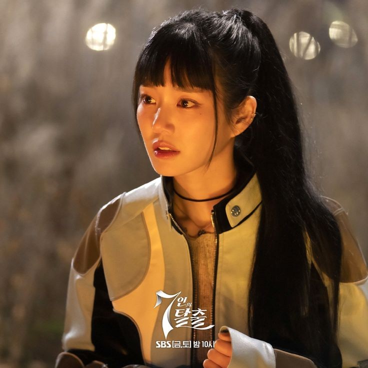 Lee Yoo Bi sebagai Han Mo Ne